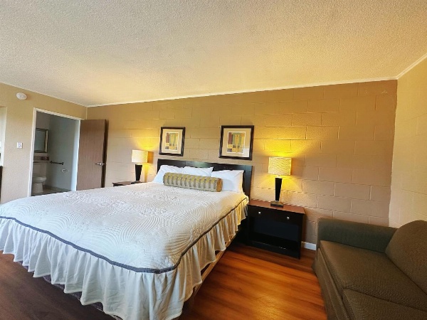 Royal Inn and Suites image 7